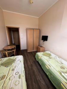 戈莱纽夫Hostel na Fali的酒店客房,配有两张床和椅子