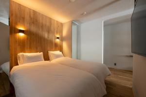 俱知安町Abuta-gun - House - Vacation STAY 14526的卧室配有一张白色大床和木制床头板