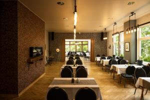 韦尼格罗德Hotel Mühlental的用餐室配有桌椅