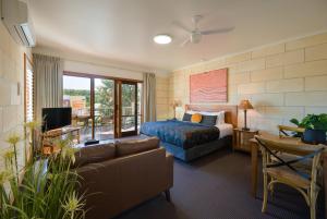 坎贝尔港阿德湖汽车旅馆的酒店客房,配有床和沙发