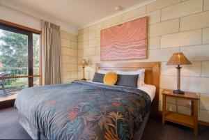坎贝尔港阿德湖汽车旅馆的一间带大床的卧室和一个阳台
