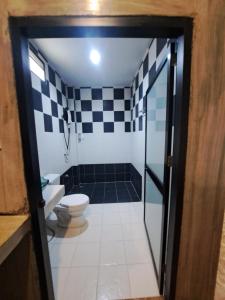 高兰班长滩旅馆的一间带卫生间的浴室和黑白墙面