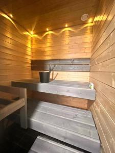 奥卢2 Room / Central Railway / Free parking / Sauna的木墙内带长凳的桑拿浴室