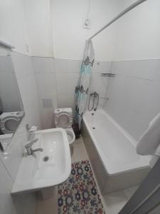 布哈拉Hotel Al Hayit Teracce的一间带水槽、浴缸和卫生间的浴室