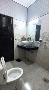 伊斯兰堡Islamabad 430 B&B Hotel的一间带水槽、卫生间和镜子的浴室
