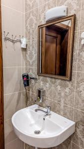 切尔尼戈夫Двухкомнатная Квартира на Пятницкой的浴室设有白色水槽和镜子