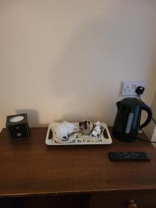 ScalbyThe Jolly Sailor的桌子上的托盘,配有咖啡壶和咖啡杯