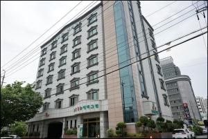 木浦市Hotel New Evergreen的一座大建筑的侧面有标志