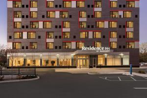 皇后区Residence Inn by Marriott New York JFK Airport的夜幕 ⁇ 染旅馆