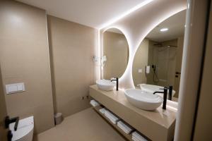 ŽepčeHotel IN的浴室设有2个水槽和镜子