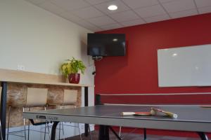 拉瓦勒Centre International de Séjour的一间会议室,配有桌子和白板