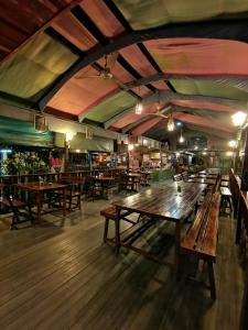 西必洛西必洛森林度假村的一间空餐厅,配有木桌和椅子