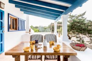 埃斯卡洛Can Toni Blay的庭院内的一张木桌,拥有蓝色的天花板