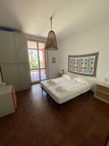 阿伦扎诺Casa Berizzi Mare - Arenzano Pineta的卧室设有白色的床和大窗户