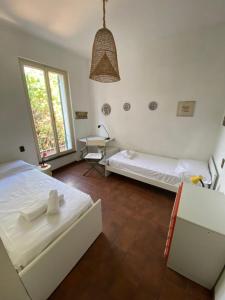 阿伦扎诺Casa Berizzi Mare - Arenzano Pineta的一间设有床铺和书桌的房间