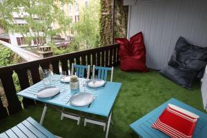 安锡55 m2 Apart with big terrace in Annecy downtown的阳台上配有蓝色的桌椅