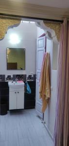 马拉喀什Shared apartment-Appartement en colocation tout confort centre ville的一间带水槽和镜子的浴室