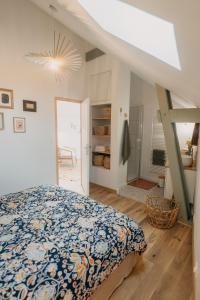 滨海吕克Grange Petite Brise bord de mer的一间卧室设有一张床和梯子