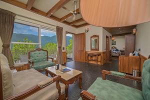 卡绍利Jungle Lodge Resort的客厅配有沙发和桌子