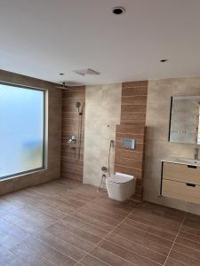 欧拉كوخ توتو الريفي的浴室配有卫生间、盥洗盆和淋浴。