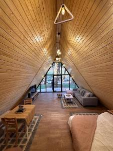 欧拉كوخ توتو الريفي的大房间设有大型木制天花板