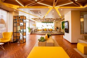 班加罗尔Bloom Hub - ORR Marathahalli的一个带黄色椅子的办公室大堂和客厅