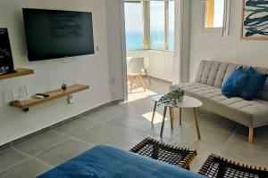 卡拉德米哈斯Loft La Cala de Mijas beach estudio mirando al mar的带沙发和电视的客厅