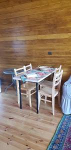 OniSeva Villa in Racha的木墙客房内的桌椅