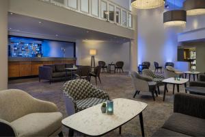 彼得伯勒Delta Hotels by Marriott Peterborough的大堂设有桌椅和酒吧。