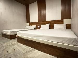 希萨尔OYO Bishnoi Hotel的两张床位 - 带两张西德西德床
