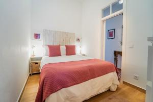 西尔韦斯Casa Doce的一间卧室配有一张带红色毯子的大床