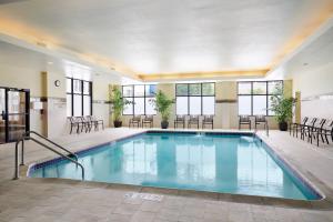 密尔沃基密尔沃基市中心庭院酒店的游泳池位于酒店客房内,配有桌椅