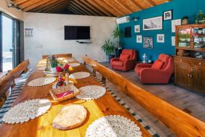 ErcegovciPeaceful Dream的用餐室配有长木桌子和红色椅子