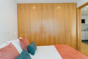 波尔图Oporto Yellow Apartments的一间卧室配有一张木镶板床