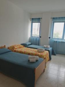 坎波巴索Pirandello45 - zona universitaria的一间带两张床和一张沙发的卧室