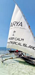 吉汶瓦ARYA Boutique Resort的海上的帆船