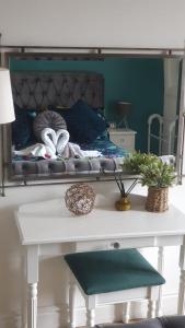 莱瑟姆-圣安妮34Three的一间卧室配有一张床和一张带镜子的桌子