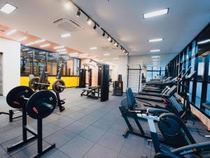 库里提巴库里提巴购物宜必思酒店的健身房,配有各种跑步机和机器