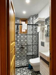 伊斯坦布尔DIMORA HOTEL的浴室设有卫生间,铺有黑白瓷砖。