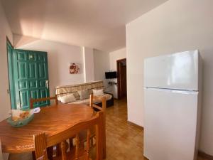 巴耶格兰雷伊Apartamento Nelly A4的厨房配有桌子和白色冰箱。