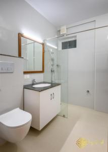 科钦Daffodils Luxury Airport Suites的浴室配有卫生间、盥洗盆和淋浴。