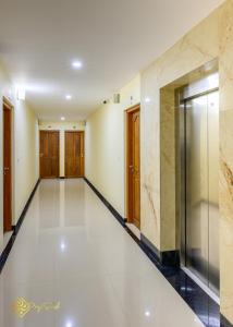 科钦Daffodils Luxury Airport Suites的大楼的走廊,带电梯