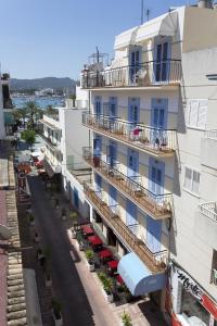 圣安东尼奥费雷尔旅馆的公寓大楼设有阳台和街道
