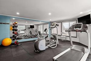 莱克伍德莱克伍德/塔科马南部戴斯酒店的一间健身房,里面设有数个健身器材