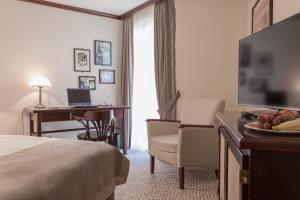 耶拿MAXX Hotel Jena的酒店客房配有一张床和一张带电脑的书桌