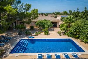 坎皮卡福特Ideal Property Mallorca - Can Ribas的房屋前游泳池的顶部景色