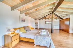 坎皮卡福特Ideal Property Mallorca - Can Ribas的一间卧室设有一张大床,铺有木地板。
