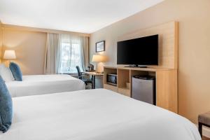 南波特兰Casco Bay Hotel, Ascend Hotel Collection的酒店客房设有两张床和一台平面电视。
