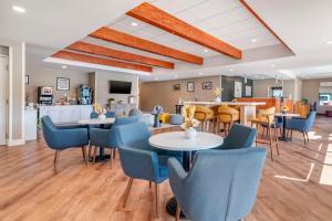南波特兰Casco Bay Hotel, Ascend Hotel Collection的一个带桌椅的自助餐厅和一个厨房