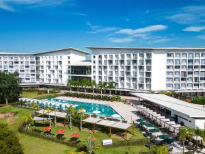 伊图Novotel Itu Terras de São José Golf & Resort的享有酒店空中美景,设有游泳池